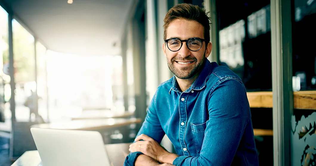 Femme souriante avec une tablette